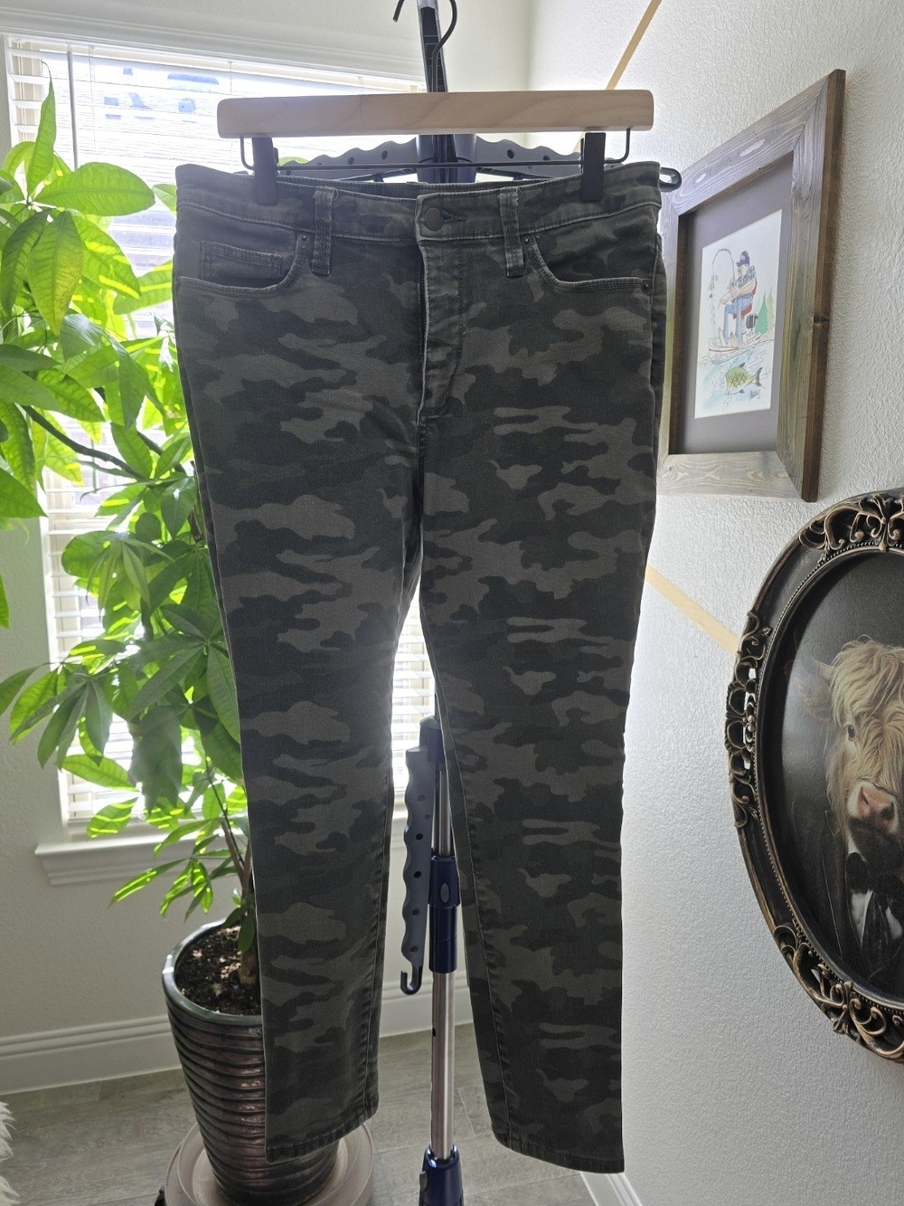 Universal Thread camouflage jeans in women’s size 12/31